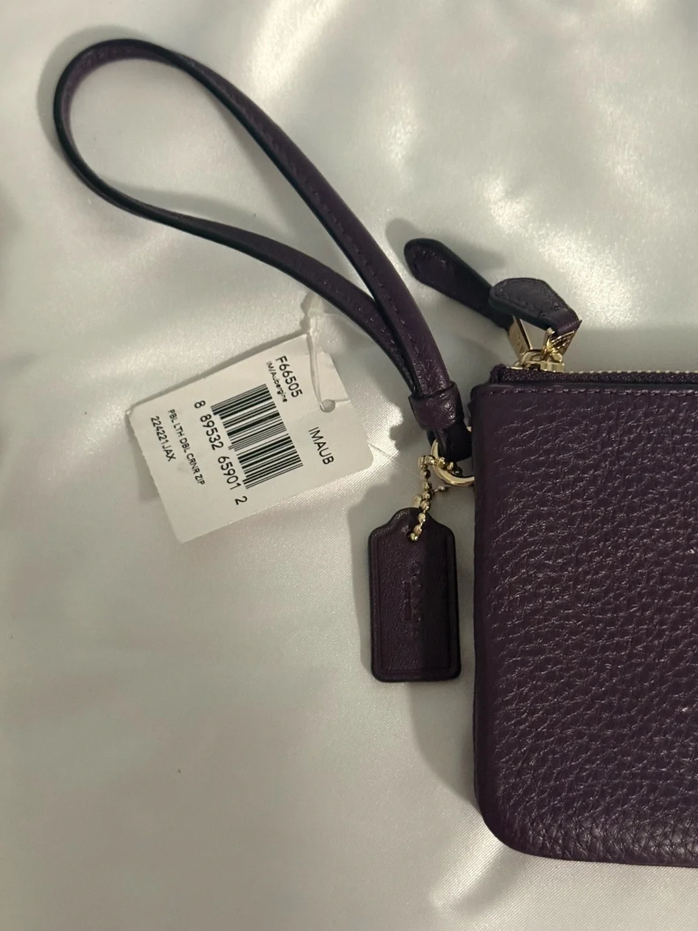 Coach NWT Pebbled Leather Wristlet in Plum w/handtag and two zip compartments.